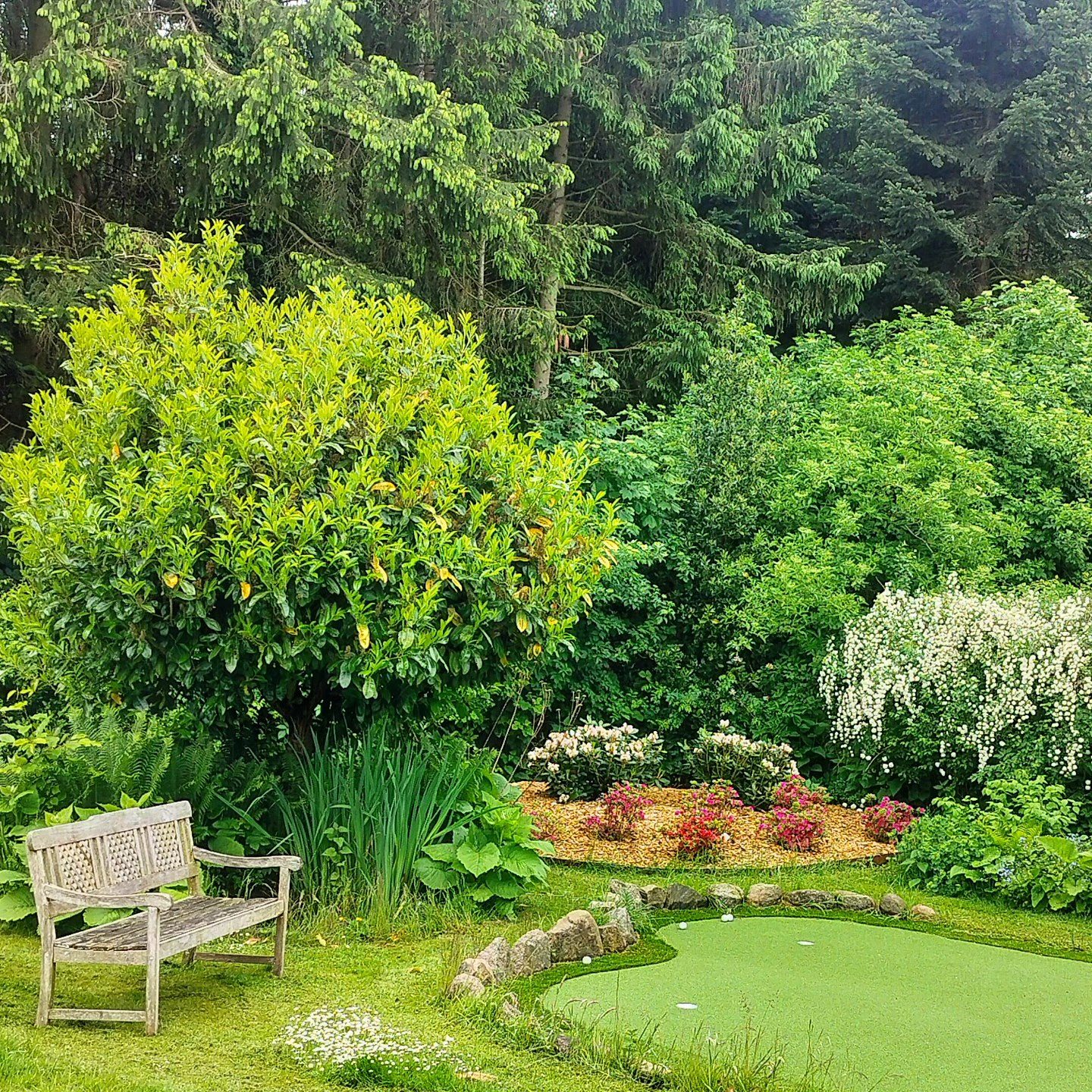 Private putting green, Jan Edvard